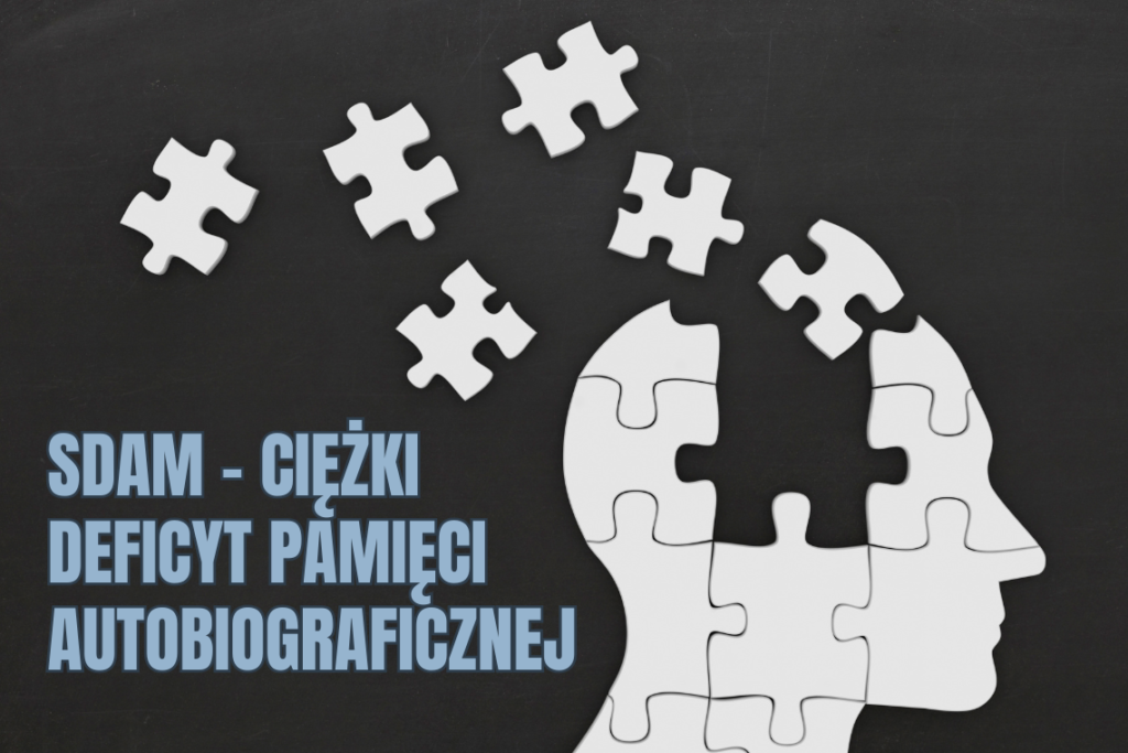 Niebieski napis: SDAM - ciężki deficyt pamięci autobiograficznej na grafitowym tle, biały profil twarzy z którego wypadają puzzle